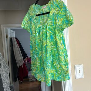 Lilly Pulitzer women’s top. Adorable. No size but I can assume a medium.